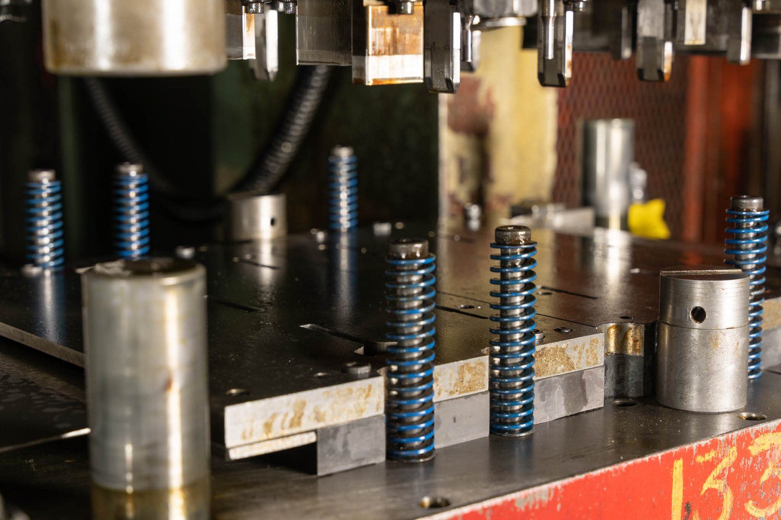 Tooling detail in a die set