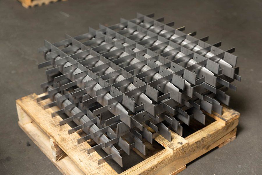 Formed parts arranged on a pallet